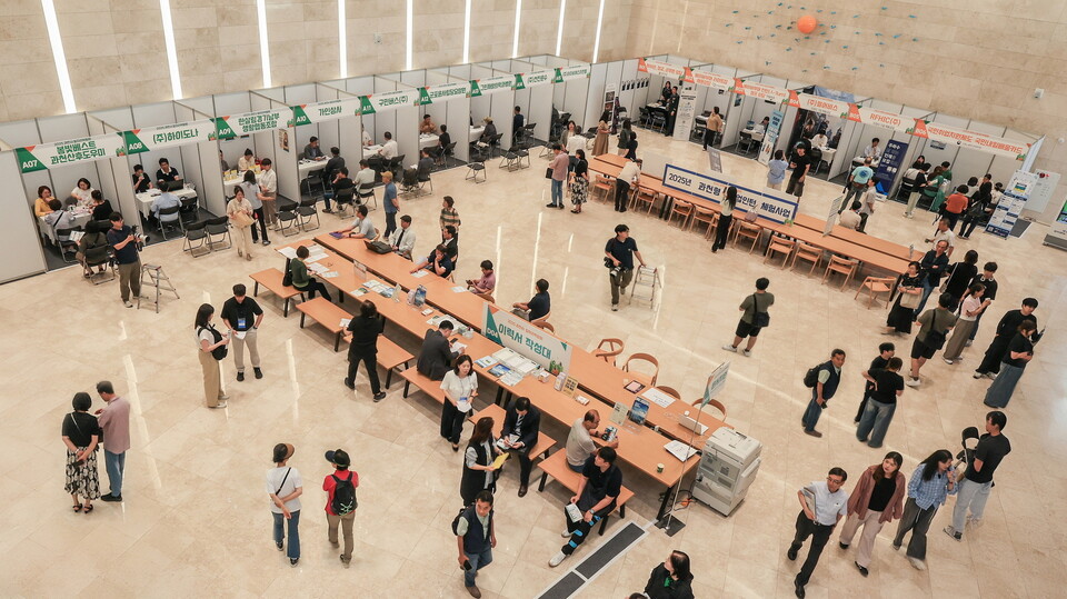 과천시(시장 신계용)는 25일 갈현동 디테크타워 B동 중앙홀에서 ‘2025 과천시 일자리&생애설계 박람회’를 열고, 구직자·전직희망자·중장년층을 위한 종합 취업지원 프로그램을 운영한다./ 과천시 제공