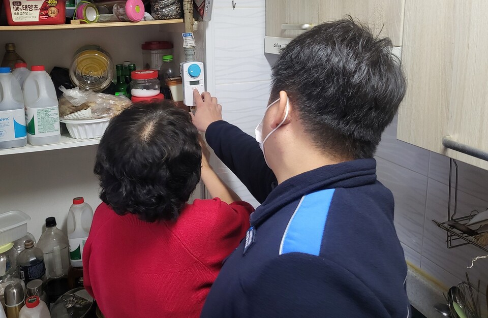 삼천리가 지역사회 취약계층의 안전한 에너지 사용환경 조성을 위한 안전용품 지원사업에 나섰다. 삼천리 직원이 가스타이머콕 사용방법을 안내하고 있다./삼천리