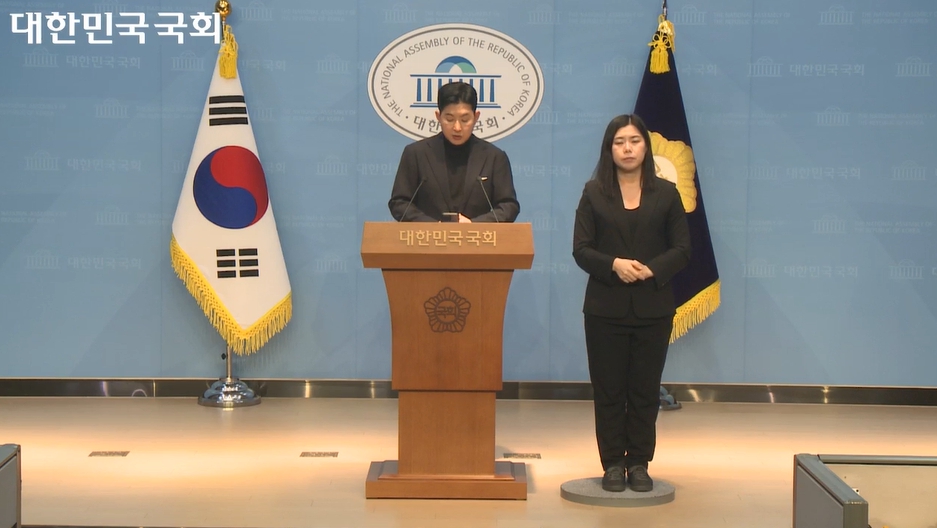 19일 박창진 더불어민주당 선임부대변인이 국회 소통관에서 브리핑을 하고 있다./