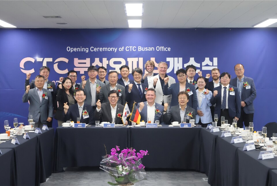 부산오피스 개소식(2025. 7. 2.), 앞줄 왼쪽부터 부산테크노파크 김형균 원장, 부산광역시 박형준 시장, CTC 마크 페테(Marc Fette) CEO, 대한항공 정현보 상무. 사진=부산시