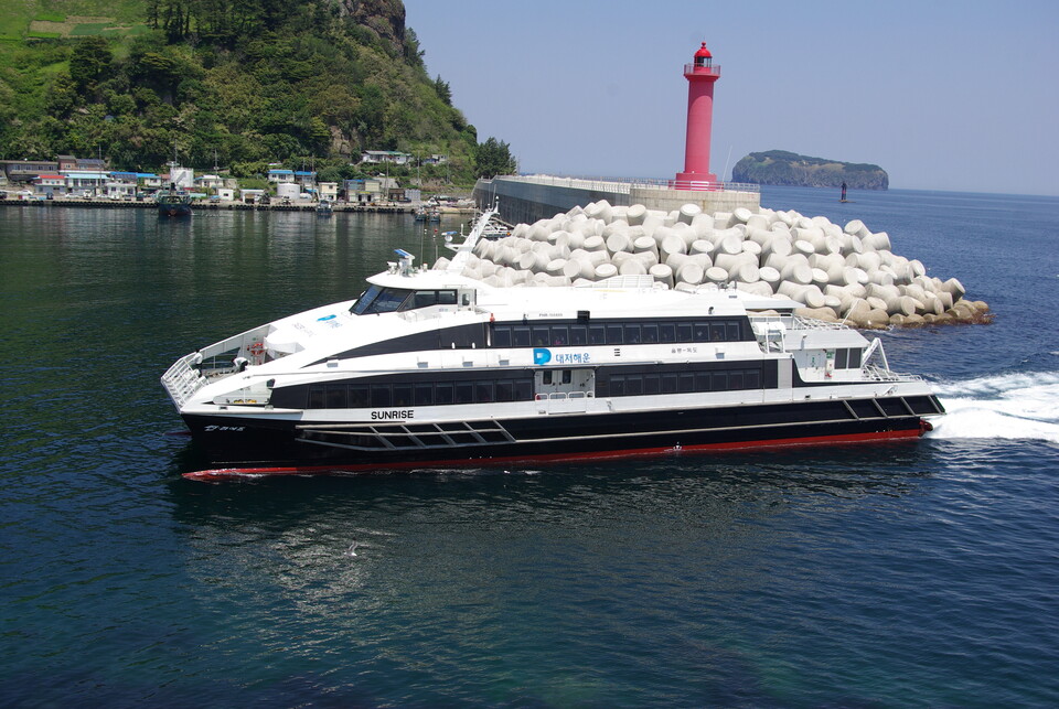 울릉도의 겨울 뱃길 썬라이즈호’를 긴급 투입 .사진=경북도 제공