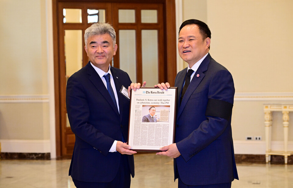 태국총리 면담 후 기념촬영(왼쪽 정원주 대우건설 회장, 오른쪽 아누틴 찬위라꾼 태국총리)./대우건설