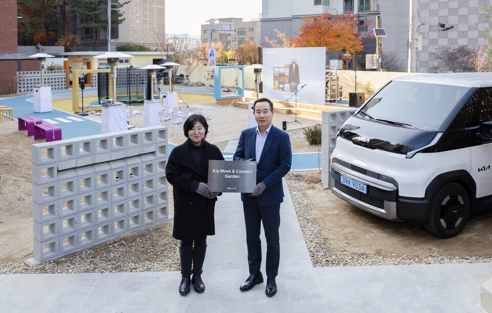 정원정 기아 국내사업본부장 부사장(오른쪽)과 허경아 꿈나무마을 파란꿈터 원장이 'Move & Connect' 행사에서 기념 촬영을 하고 있다./기아