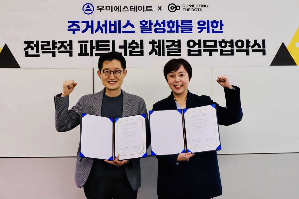 19일 강남 린스퀘어에서 김병권 우미에스테이트 대표와 김희정 커넥트더닷츠 대표가 MOU를 체결하고 기념사진을 찍었다./우미에스테이트