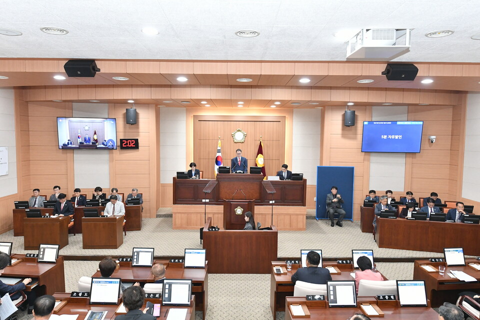 올해 마지막 회기인 제275회 제2차 정례회를 개회하는 모습. 사진=김해시의회