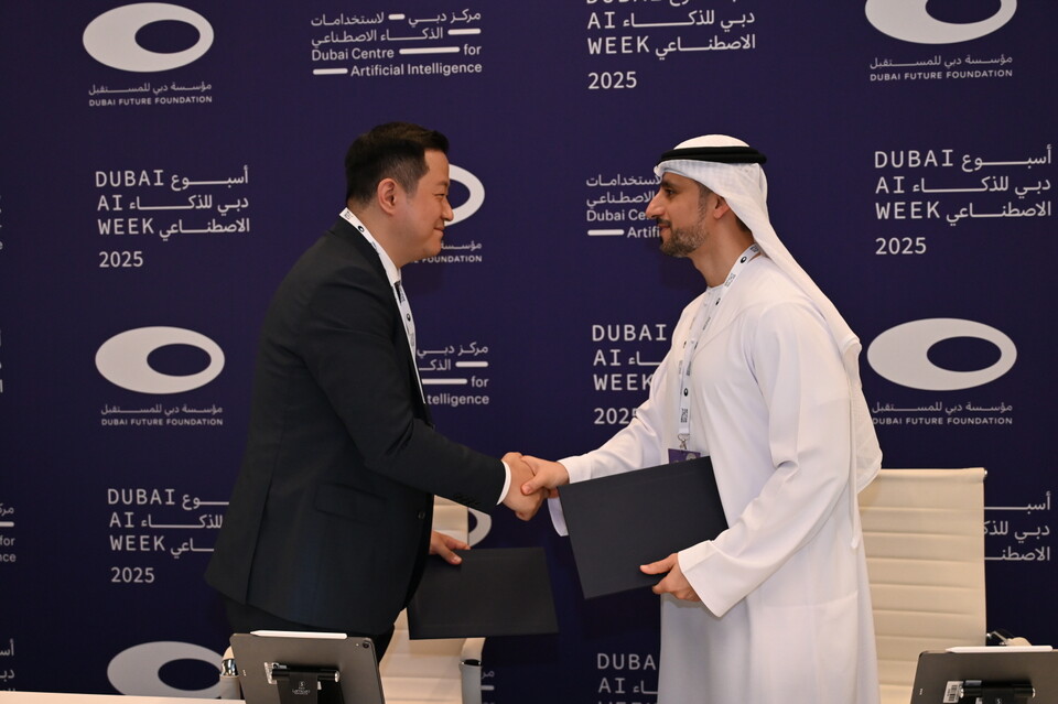 노타가 한국-아랍에미리트(UAE) 비즈니스 라운드테이블 참가 기업으로 선정돼 이재명 대통령 아랍에미리트 방문에 동행했다. 지난 4월 진행된 MOU 체결식_채명수 노타 대표와 Mohammed Al Mudharreb 두바이 RTA CEO. /노타