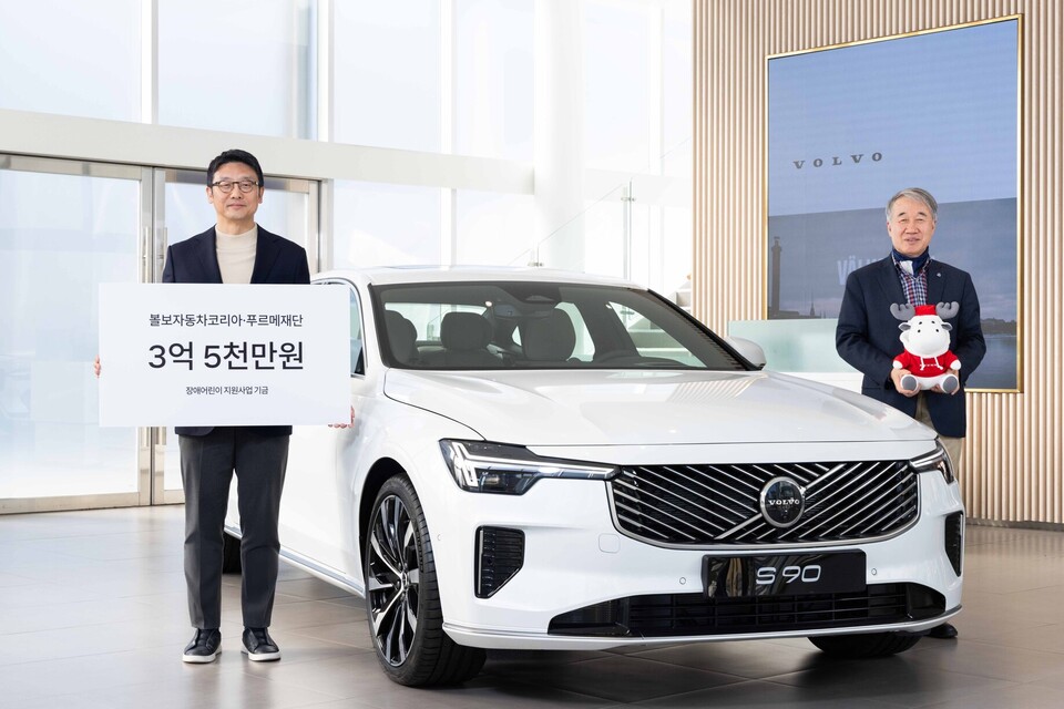 이윤모 볼보자동차코리아 대표이사(왼쪽)와 백경학 푸르메재단 상임대표가 지난 19일 볼보 서울 용산 전시장에서 열린 기부금 전달식에서 기념 촬영을 하고 있다./볼보자동차코리아 