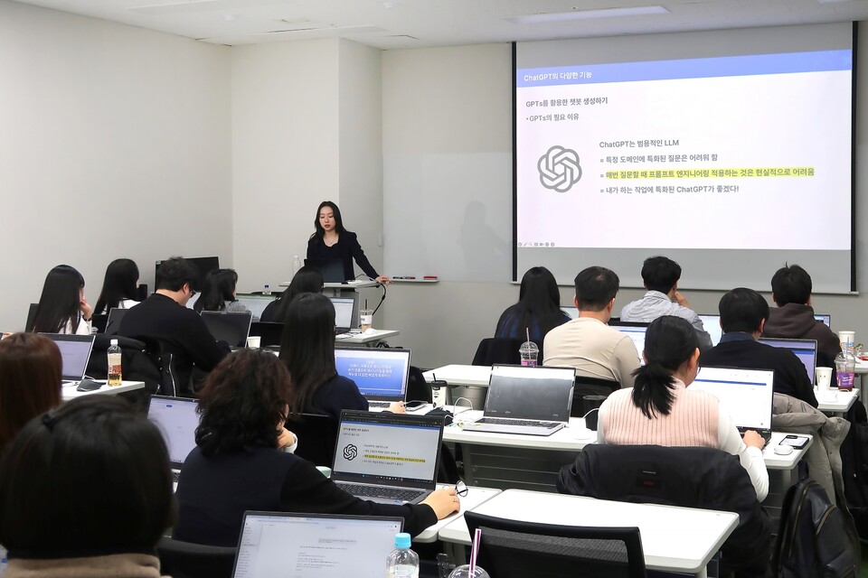 유베이스 그룹이 컨택센터와 AI의 지속가능한 공존을 위해 임직원 대상의 AI 역량 강화 교육을 본격적으로 추진한다./유베이스 그룹