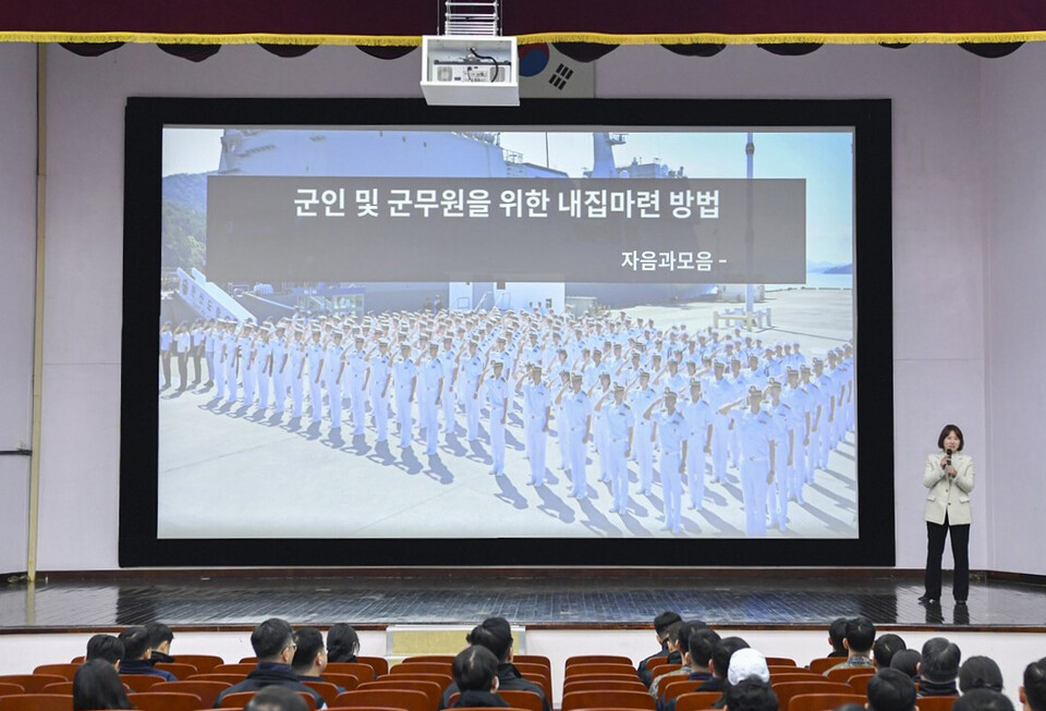 월급쟁이부자들이 IBK기업은행과 협업을 통해 해군본부 소속 장병 대상 실전 경제교육을 진행했다./월급쟁이부자들