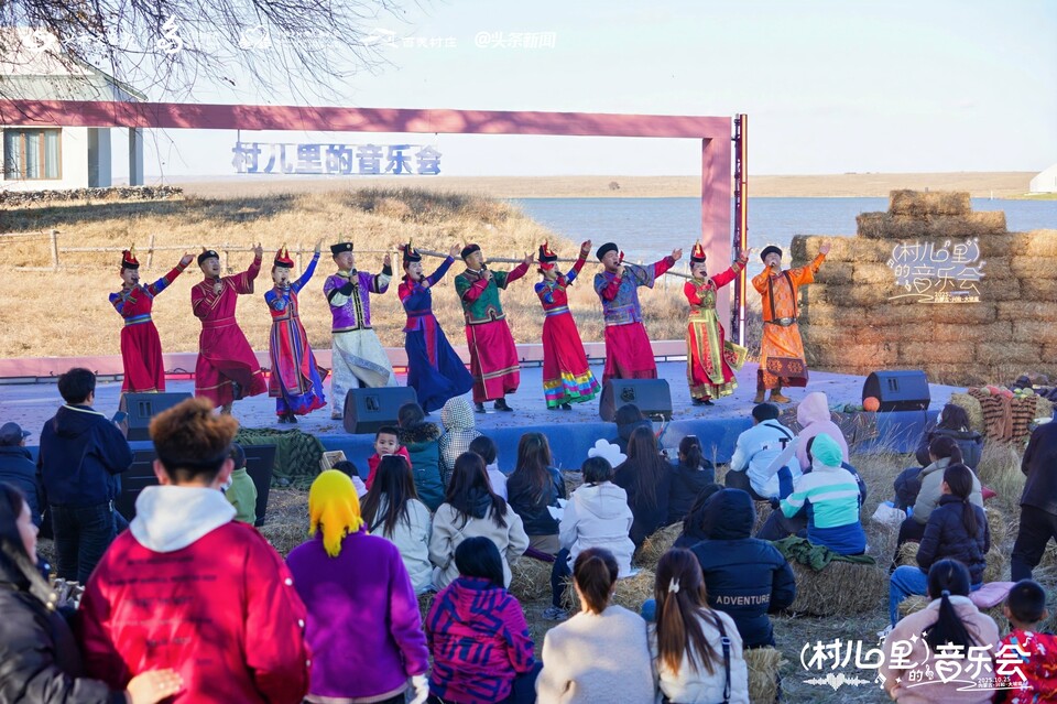 올해 10월 중국 내몽고에서 현대그린존 프로젝트의 일환으로 진행된 마을 음악회의 모습./현대자동차