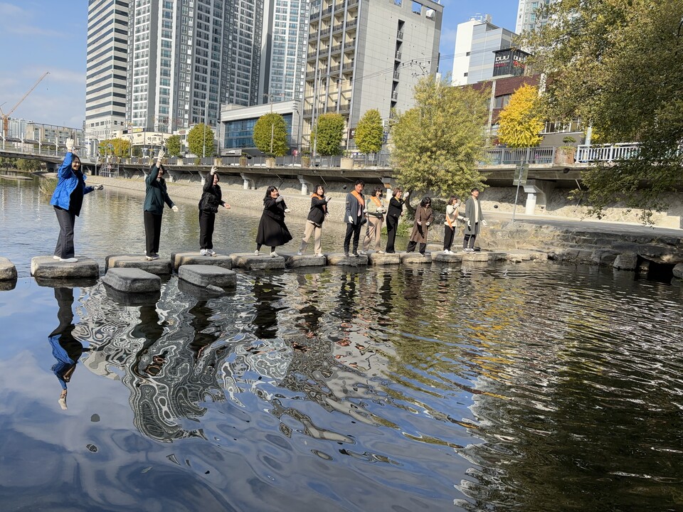 노사발전재단 광주센터 광주천살리기 캠페인 장면. /사진=노사발전재단