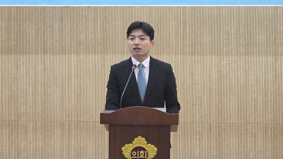 정 후보는 현 도정을 향해 가장 강한 비판을 쏟아냈다. “표만 노리는 돈풀리즘이 뉴노멀이 됐다. 책임을 다음 세대에 떠넘기고, 도재정은 빚더미에 올랐다”며 “이제 인기영합적 도정과 결별할 때”라고 말했다./ 김두일 기자