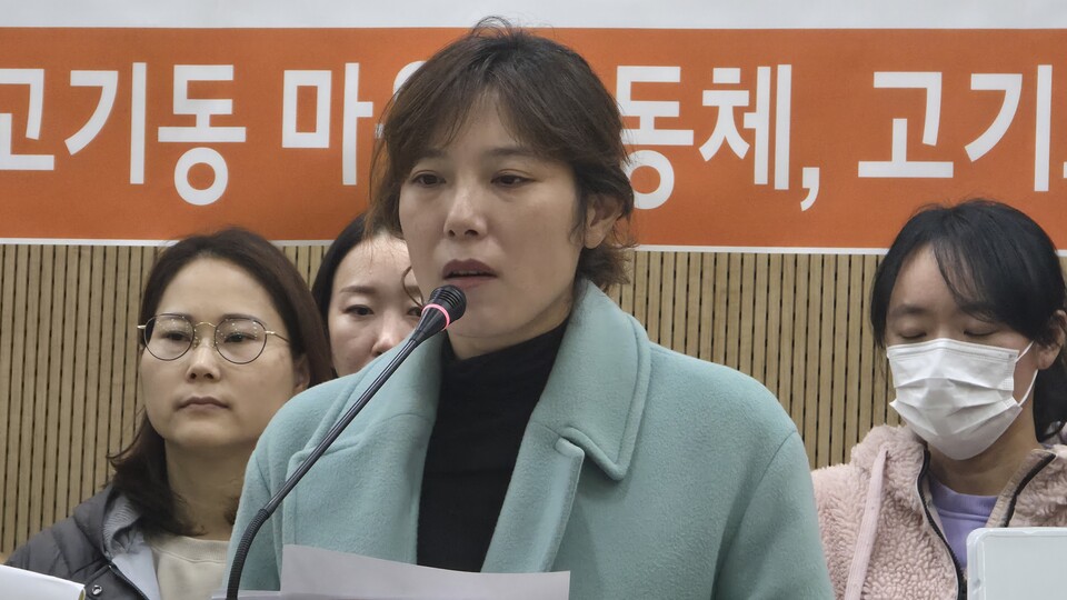 학부모 대표는 “업체가 지난 방학 통행 시 사고가 없었다고 주장하지만, 방학 기간은 학생이 학교에 없었고 차량 투입도 제한적이었다”며 “본 공사가 시작되면 대형 토공 차량과 자재 차량이 몰려 비교 자체가 불가능하다”고 말했다./ 김두일 기자