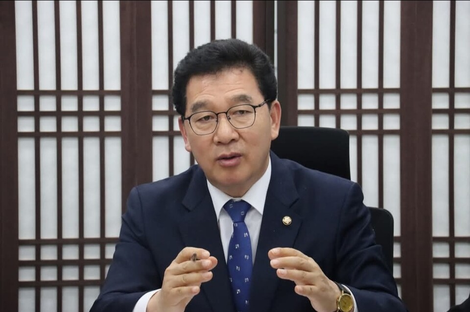 신정훈 행정안전위원장이 의원들과 회의를 주재하고 있다. /사진=한스경제DB