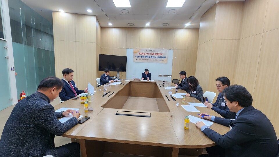 외부 심사위원회 회의에서 법조·학계·산업계 전문가들이 참여했으며, 이선희 변호사(법무법인 클라스한결)가 심사위원장으로 회의를 주재했다./ 김두일 기자