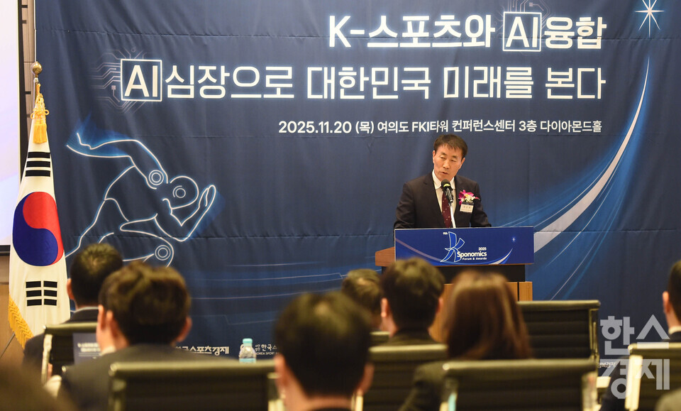 정순표 한국뉴미디어그룹 회장이 20일 오전 서울 여의도 FKI타워 다이아몬드홀에서 열린 제9회 '2025 K-스포노믹스포럼 & 시상식'에서 환영사를 하고 있다. / 이호형 기자 leemario@sporbiz.co.kr 2025.11.20