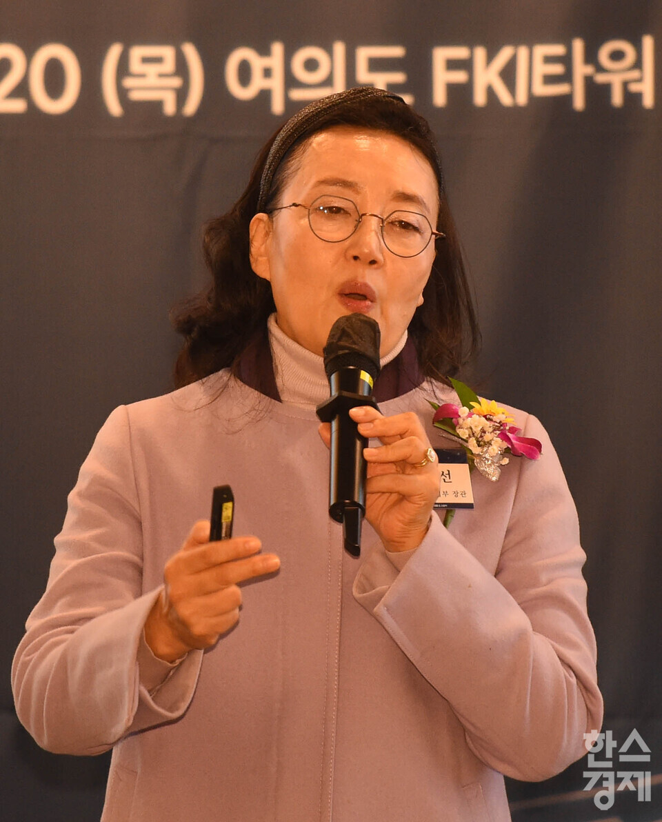 박영선 전 중소벤처기업부 장관이 20일 오전 서울 여의도 FKI타워 다이아몬드홀에서 열린 제9회 '2025 K-스포노믹스 포럼'에서 'AI 3대 강국,우리 손으로 만드는 미래'를 주제로 강연하고 있다. / 이호형 기자 leemario@sporbiz.co.kr 2025.11.20