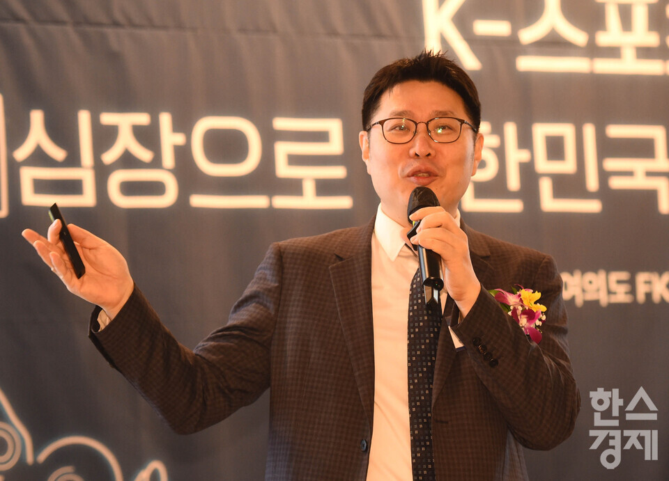 김정열 한국 딜로이트 그룹 상무가 20일 오전 서울 여의도 FKI타워 다이아몬드홀에서 열린 제9회 '2025 K-스포노믹스 포럼'에서 'AI 기술과 K-스포츠의 융합'을 주제로 강연하고 있다. / 이호형 기자 leemario@sporbiz.co.kr 2025.11.20