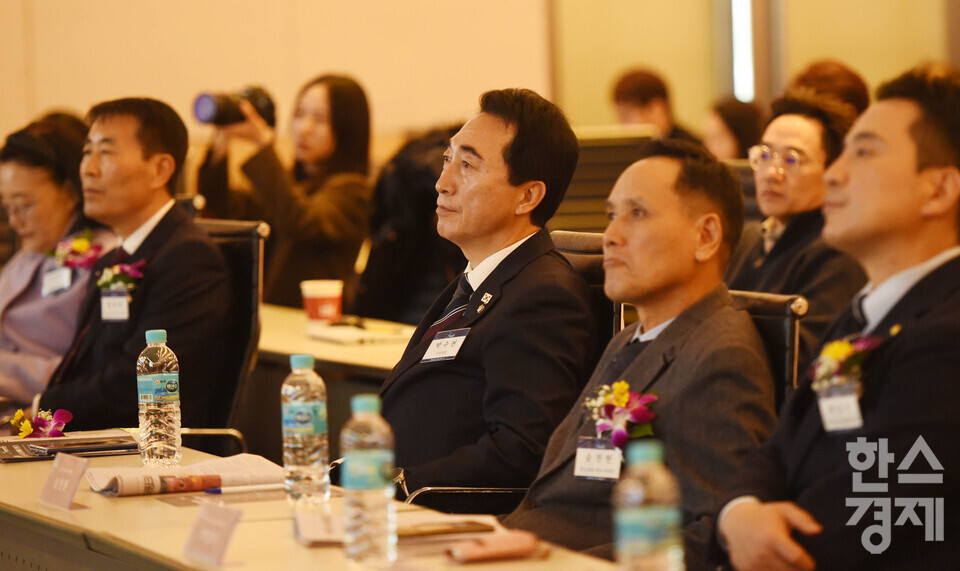 더불어민주당 박수현 국회의원이 20일 오전 서울 여의도 FKI타워 다이아몬드홀에서 열린 제 9회 '2025 K-스포노믹스 포럼& 시상식'에 참석해 박영선 전 중소벤처기업부 장관의 주제강연을 경청하고 있다. / 이호형 기자 leemario@sporbiz.co.kr 2025.11.20