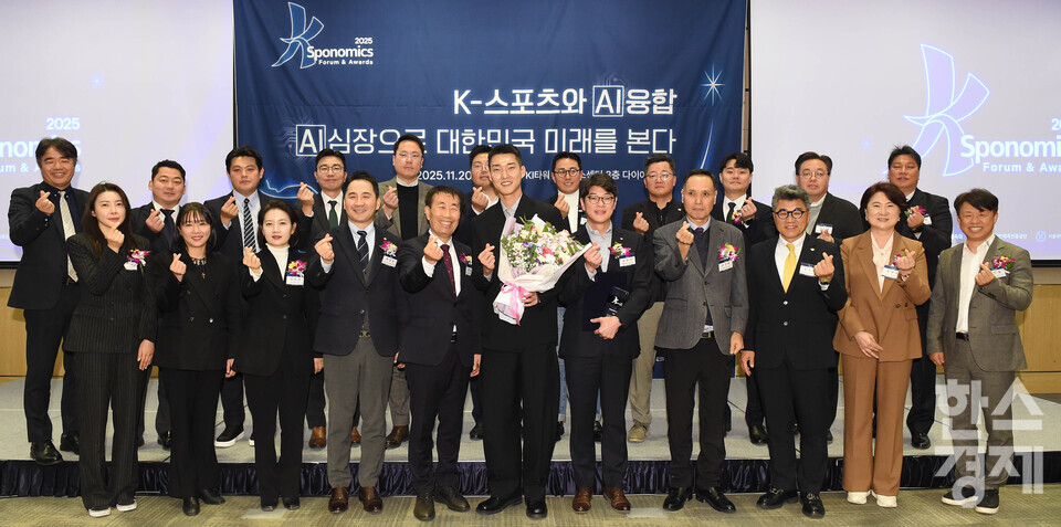 정순표 한국뉴미디어그룹 회장(왼쪽 앞줄 다섯번째)과 우상혁(가운데) 선수가 20일 오전 서울 여의도 FKI타워 다이아몬드홀에서 열린 '제9회 K-스포노믹스 대상' 시상식에서 백성욱 한국스포츠산업협회 회장,송진현 한스경제 대표 발행인 등 수상자들과 단체 기념촬영을 하고 있다. / 이호형 기자 leemario@sporbiz.co.kr 2025.11.20