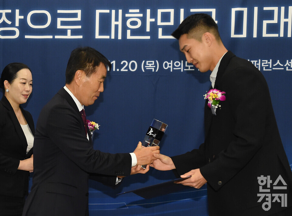 정순표 한국뉴미디어그룹 회장이 20일 오전 서울 여의도 FKI타워 다이아몬드홀에서 열린 '제9회 K-스포노믹스 대상' 시상식에서 대한체육회 회장상을 수상한 우상혁 선수에게 시상을 하고 있다. / 이호형 기자 leemario@sporbiz.co.kr 2025.11.20