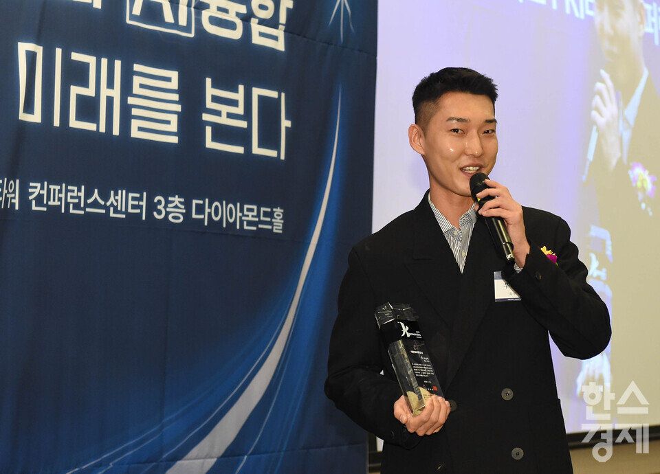 우상혁 육상 선수가 20일 오전 서울 여의도 FKI타워 다이아몬드홀에서 열린 '제9회 K-스포노믹스 대상' 시상식에서 대한체육회 회장상을 수상한 후 소감을 밝히고 있다. / 이호형 기자 leemario@sporbiz.co.kr 2025.11.20