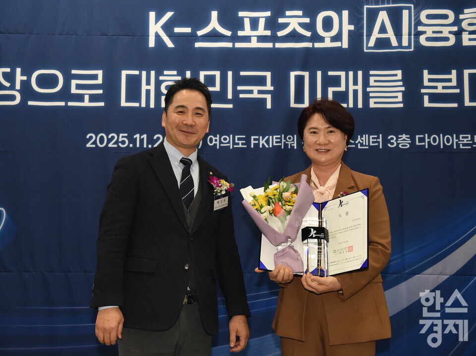 (주)아스포즈가 20일 오전 서울 여의도 FKI타워 다이아몬드홀에서 열린 '제9회 K-스포노믹스 대상' 시상식에서 한국스포츠산업협회 회장상을 수상한 후, 시상자로 나선 백성욱 한국스포츠산업협회 회장과 기념촬영을 하고 있다./ 이호형 기자 leemario@sporbiz.co.kr 2025.11.20