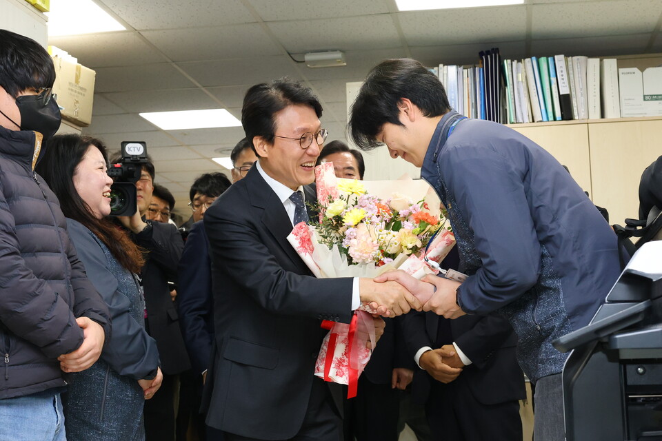 경주시청 APEC 현업 부서를 방문해 직원에게 꽃다발을 받고 격려 인사를 건네는 김민석 국무총리. 사진=경주시