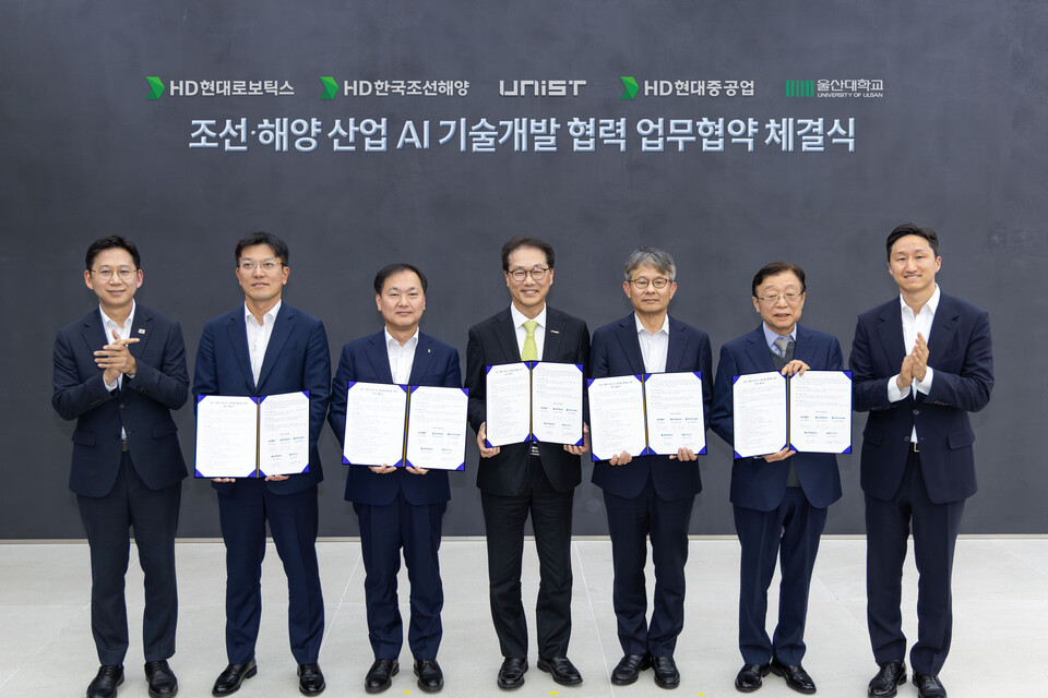 HD현대는 20일 판교 글로벌R&D센터에서 울산과학기술원, 울산대와 ‘조선·해양 산업 AI 기술 개발 협력을 위한 업무협약’을 체결했다. (오른쪽부터) 정기선 HD현대 회장, 오연천 울산대 총장, 금석호 HD현대중공업 사장, 박종래 UNIST 총장, 김형관 HD한국조선해양 사장, 정영근 HD현대로보틱스 로봇사업부문장, 배경훈 부총리 겸 과학기술정보통신부 장관이 체결식 후 기념 촬영을 하고 있다./HD현대