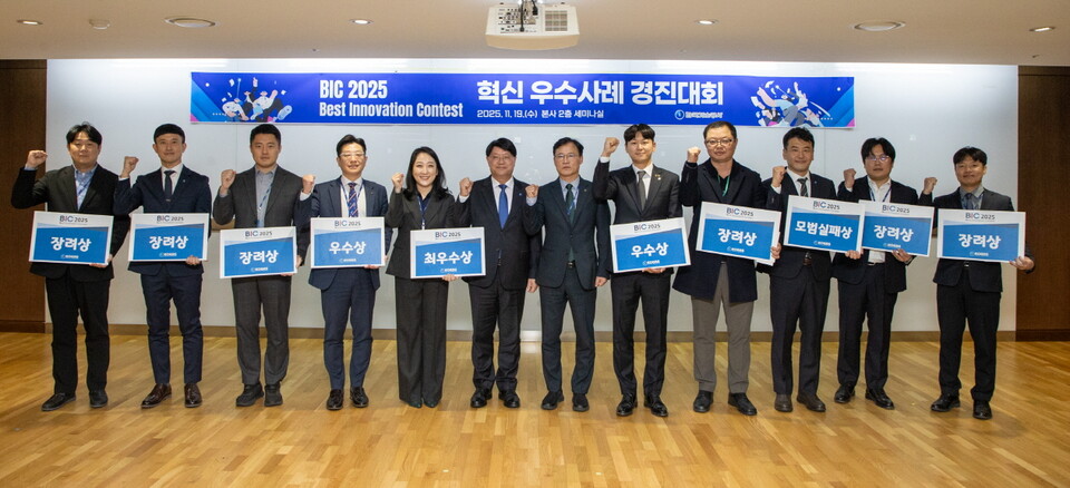 왼쪽에서 6번째 김천수 가스공사 경영관리부사장. 사진=한국가스공사