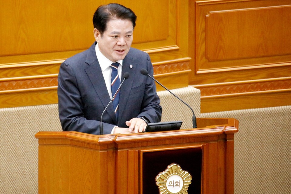 안양시(시장 최대호)는 20일 열린 제307회 안양시의회 제2차 정례회에서 2026년 시정운영 방향을 발표하며 AI 기반 스마트 콤팩트 도시 조성, 민생경제 회복, 안전망 강화, 청년 정책 확대, 녹색도시 조성을 핵심 비전으로 제시했다./ 안양시 제공