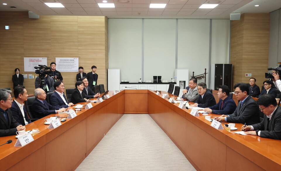 경기도(지사 김동연)는 20일 파주에서 17번째 민생경제 현장투어를 진행 중인 파주 LG디스플레이를 찾아 디스플레이 산업 현황을 점검하고 업계 애로사항을 청취했다./ 경기도 제공