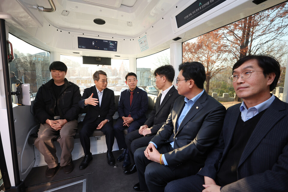 ‘ROii(로이)’는 오토노머스에이투지(a2z)가 제작한 국내 최초 인증 레벨4 무인 자율주행차로, 운전자 개입 없이 정해진 구간을 스스로 주행할 수 있는 차량이다. 지난 경주 APEC 기간에도 무사고 운행을 기록해 기술 안정성을 입증했다./ 경기도 제공