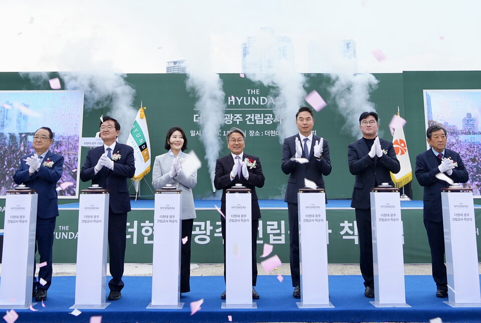 강기정 광주광역시장이 20일 오후 북구 옛 전방·일신방직 부지에서 열린 '더현대 광주 착공식'에 참석해 축하 발파 퍼포먼스를 하고 있다. /사진=광주광역시