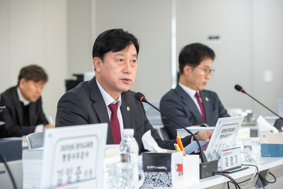 경기도의회 김영기 의원(국민의힘·의왕1)은 20일 열린 경기도교육청 총괄 행정사무감사에서 “기부채납 학교가 학생 안전과 직결되는 시설임에도 관리 사각지대가 방치돼 있다”며 즉각적인 제도 정비를 촉구했다./ 경기도의회 제공