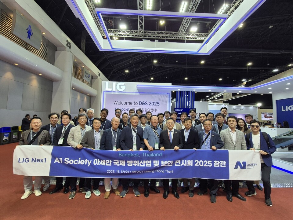 태국 방콕에서 열린 국제방산전시회 D&S 2025에서 LIG넥스원과 협력회사 대표단 등이 단체기념 촬영을 하고 있다./LIG넥스원