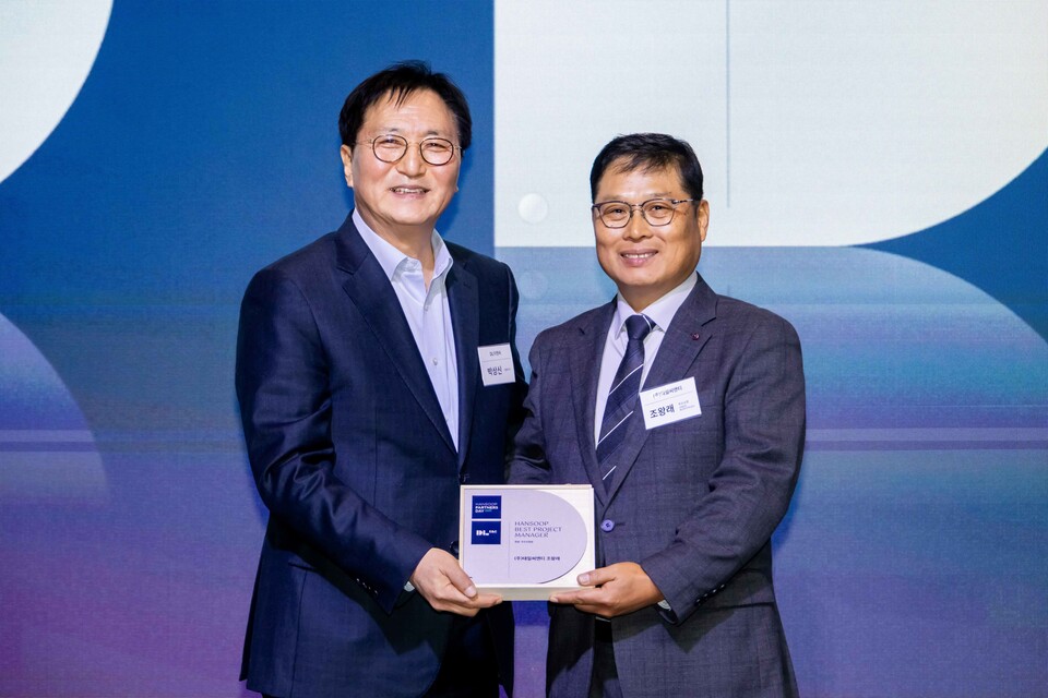 서울 여의도 글래드호텔에서 열린 ‘한숲 파트너스 데이’ 행사에서 DL이앤씨 박상신 대표(왼쪽)와 태일씨앤티 조왕래 소장이 기념 촬영을 하고 있다./DL이앤씨