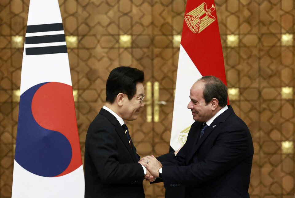 이재명 대통령과 압델 파타 알시시 이집트 대통령이 20일(현지시간) 이집트 카이로 대통령궁에서 열린 공동언론발표에서 두손으로 악수하고 있다. 사진=연합뉴스