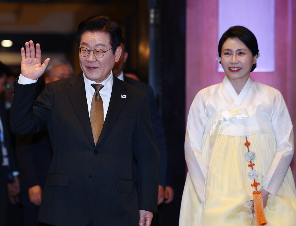 이집트를 공식 방문 중인 이재명 대통령과 김혜경 여사가 20일(현지시간) 카이로의 한 호텔에서 열린 이집트 동포·지상사 간담회에 입장하고 있다. 사진=연합뉴스