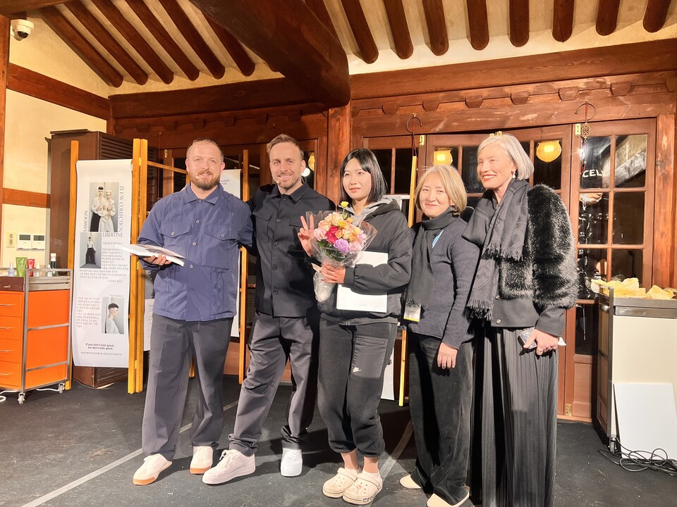 ‘아이프라우드 비달사순 커트&컬러 컴피티션’ 대회에서 수상한 모습, 왼쪽부터 세 번째 엘랑팀의 대표 김도경 학생. 사진=김해시