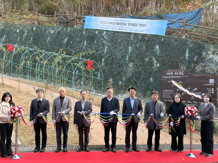 (왼쪽부터)서강대학교 김민회 소장, 한국해비타트 이용철 본부장, 낙수정 주민대표 김대진 위원장, 전주시청 허갑수 도시정비과장, 포스코이앤씨 권정록 실장, 포스코A&C 조철 리더, 서울여자대학교 배선영 센터장./한국해비타트