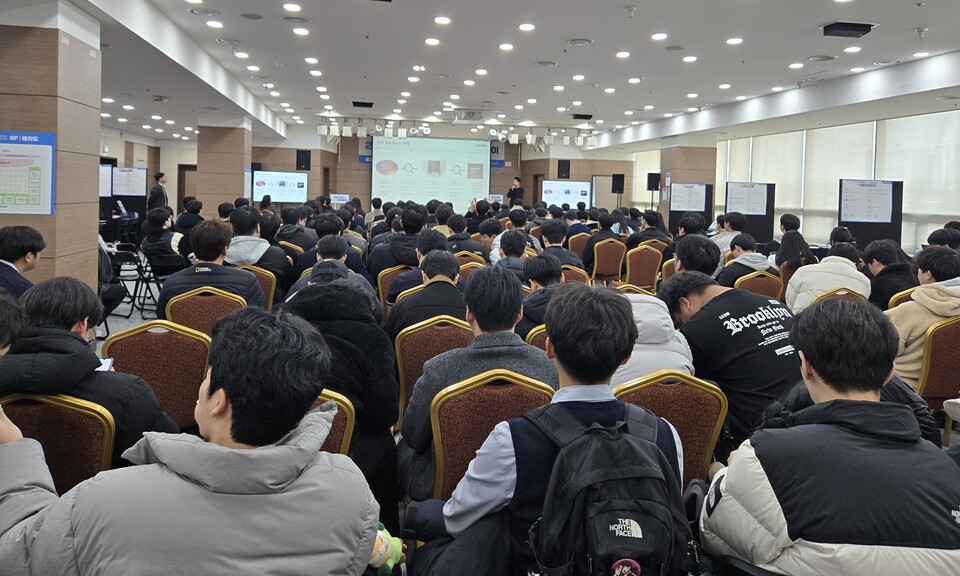 평택시(시장 정장선)는 지난 20일 평택대학교 제2피어선빌딩 6층 연회장에서 지역 청년과 구직자의 취업을 지원하고, 우수 인재와 유망 반도체 기업 간의 매칭을 위한 ‘평택시 반도체 네트워킹 데이’를 개최했다./ 평택시 제공