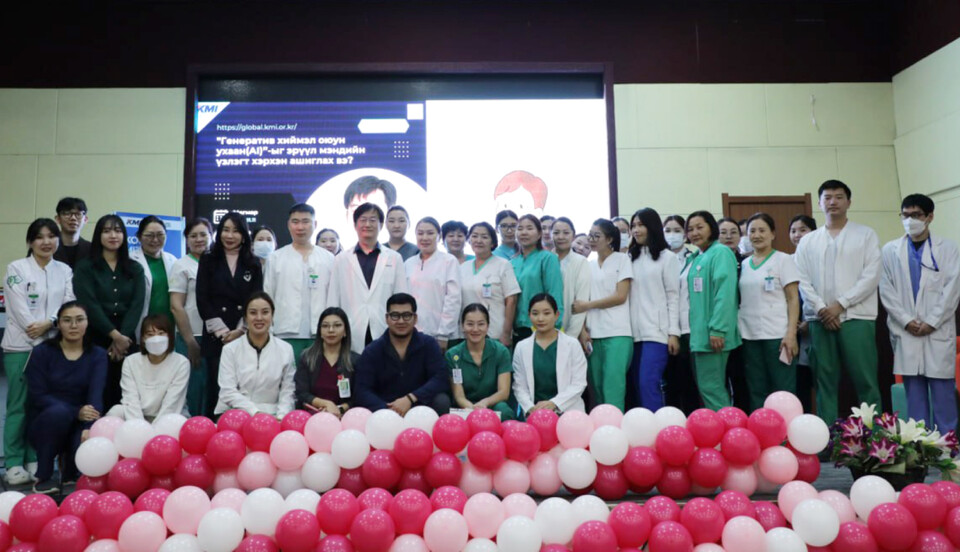 몽골 학술 세미나 진행 후 현지 의료진들과 KMI 관계자들이 기념촬영을 하고 있다./KMI한국의학연구소 제공
