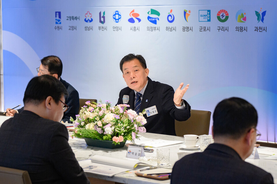 수원특례시(시장 이재준)는 20일 수원컨벤션센터에서 열린 과밀억제권역 자치단체 공동대응협의회 정기회의에서 “앞으로 과밀억제권역 지방정부 공동대응의 핵심은 ‘수도권과 비수도권의 상생’이 돼야 할 것”이라고 강조했다./ 수원특례시 제공