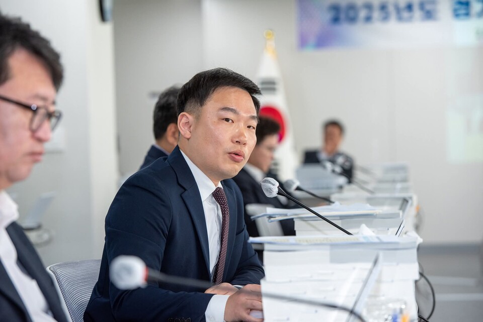 경기도교육연구원 노동조합이 최근 이호동 경기도의원(교육기획위원회)에게 행정사무감사 발언과 관련해 유감을 표하는 서신을 전달한 가운데, 이호동 의원이 20일 경기도교육청 회의장에서 신상발언을 통해 해당 문제에 대해 공식 입장을 밝혔다./ 이호동 의원 페이스북 사진 갈무리