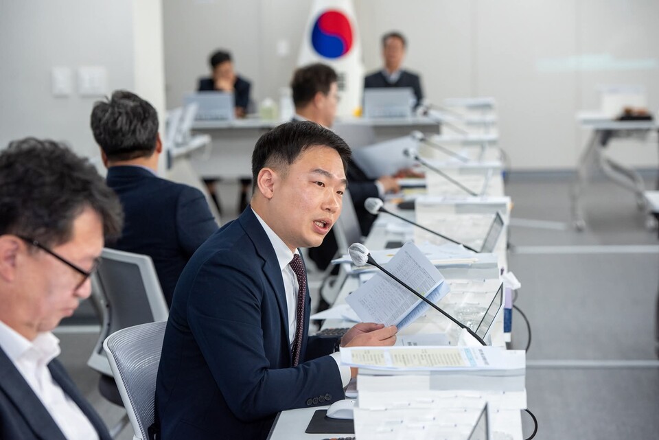 이호동 의원은 논란이 된 발언의 배경과 관련해 “경기도교육연구원은 사기업이 아닌 공공기관이며, 대부분의 재원이 도민 세금으로 충당된다”며 “성과체계 개편 과정에서 연구원 구성원들이 협력해 왔던 점을 높게 평가해 왔다”고 밝혔다./ 이호동 의원 페이스북 사진 갈무리