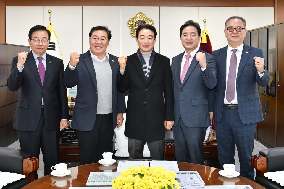 경남·부산 행정통합 특별위원회(위원장 허용복)는  도의회 의정회의실에서 충남‧대전 행정통합 특별위원회와 합동 간담회 개최. 사진=경상남도의회