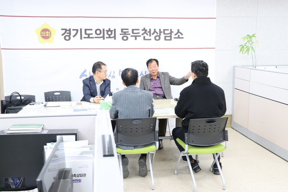 경기도의회 안전행정위원회 임상오 위원장(국민의힘, 동두천2)은 11월 20일 동두천 지역상담소에서 조병래 자치행정국장으로부터 경기도담뜰 활용계획 업무보고를 받고, 도민 중심 공공문화공간으로서 역할 강화 방안을 논의했다./ 경기도의회 제공