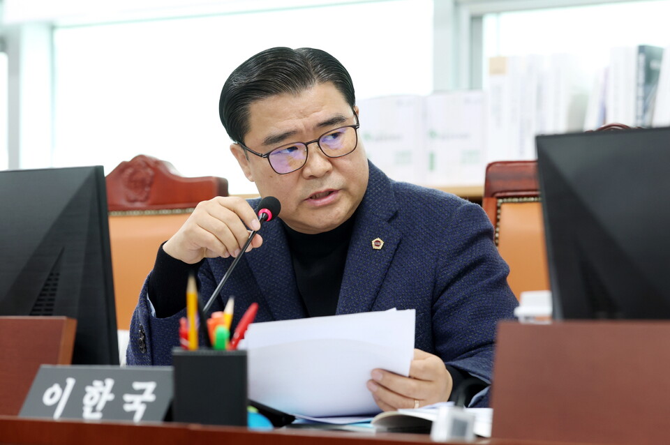 경기도의회 문화체육관광위원회 이한국 의원(국민의힘, 파주4)은 20일 한국도자재단 대표이사 후보자 인사청문회에서 류인권 후보자의 장기 국외훈련 과정과 관련한 절차 위반, 예산 목적 외 사용, 허위 경력 제출 의혹 등을 강도 높게 지적했다./ 경기도의회 제공