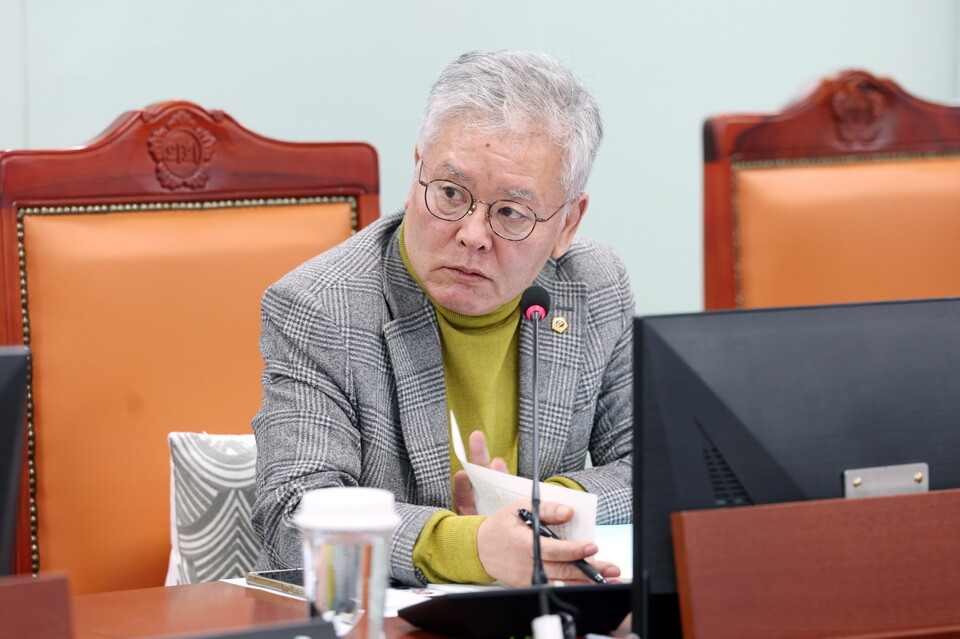 경기도의회 문화체육관광위원회 홍원길 의원(국민의힘, 김포1)이 20일 열린 한국도자재단 대표이사 후보자 인사청문회에서 류인권 후보자의 전문성과 지원 의도를 강하게 문제 삼았다./ 경기도의회 제공